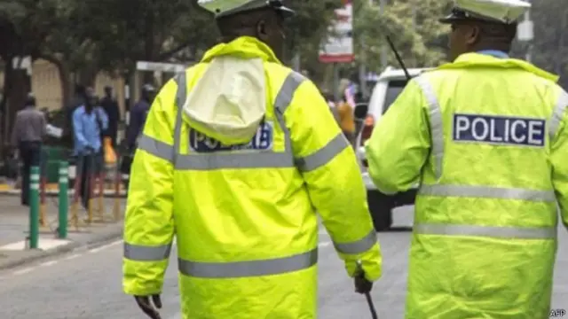 Polisi Kenya meledakkan barang yang diduga bom setelah menahan tiga orang di Garden City Mall.