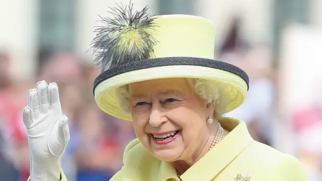 英女王伊莉莎白二世向群众挥手