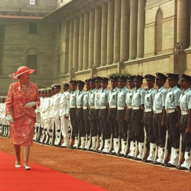 1997: ब्रिटेन से भारत की आज़ादी की 50 वीं वर्षगांठ के मौके पर महारानी को राष्ट्रपति भवन में गार्ड ऑफ ऑनर दिया गया. 