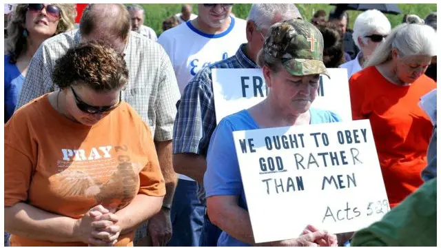 Kaum konservatif membela Kim Davis, yang disebutkan hanya membela hukum Tuhan 