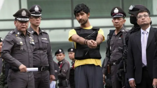 पुलिस घेरे में संदिग्ध