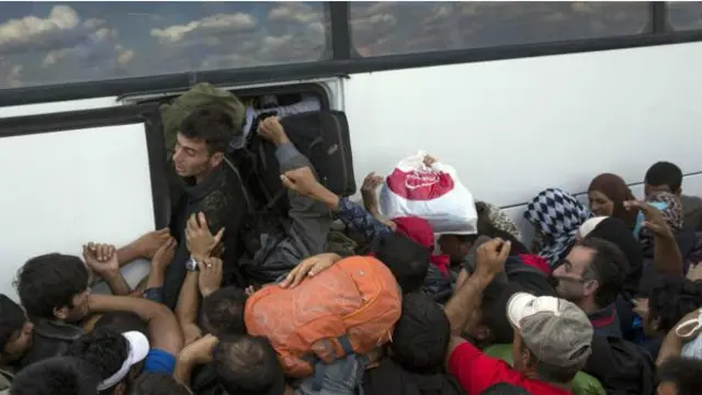 Macarıstana gələn miqrantlar avtobusla Avstriyaya yola salınır. 