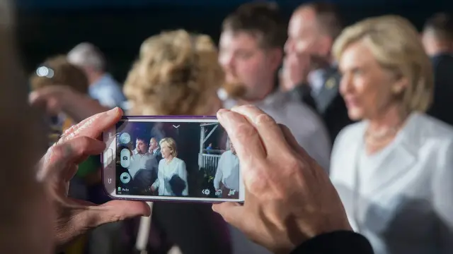 Para analis menganggap, kasus ini membuat popularitas Clinton melorot