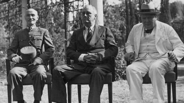 蔣介石（左）、羅斯福（中）、丘吉爾（右）在開羅會議上（11/1943）