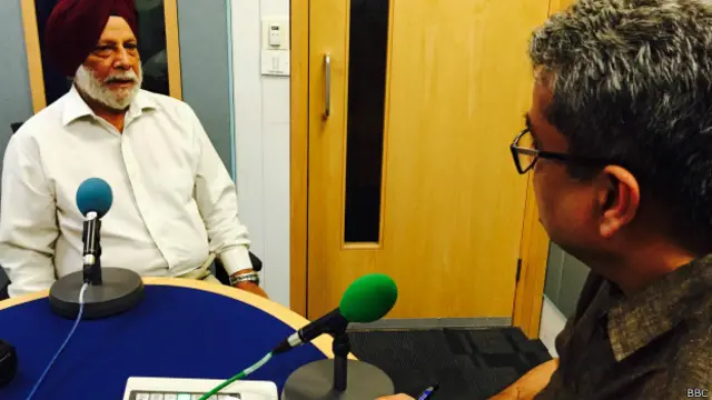 बीबीसी स्टुडियो में रेहान फ़ज़ल के साथ ब्रिगेडियर कंवलजीत सिंह.