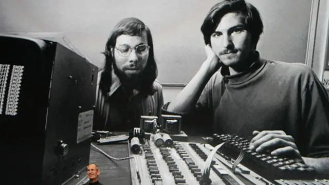 Steve Jobs fundó Apple junto a Steve Wozniak.