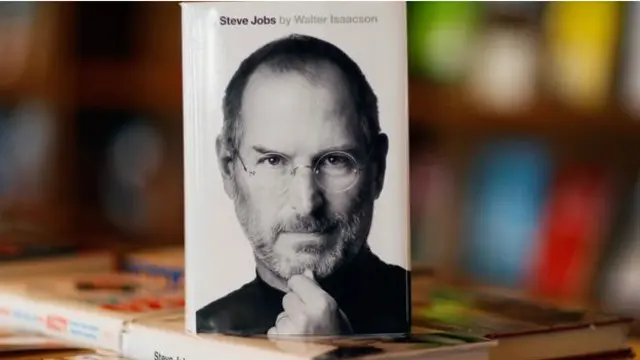 La nueva película está ligada a la biografía oficial de Steve Jobs, pero sigue una estructura diferente.