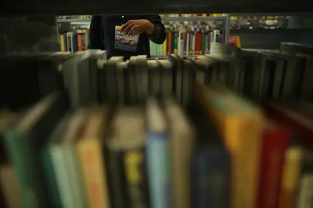 Учебники в школьной библиотеке