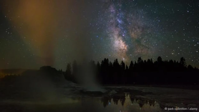 怀俄明州黄石国家公园的盖泽尔城堡（Castle Geyser）（图片来源：Park Collection / Alamy）