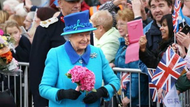 英女王接受群眾的歡迎