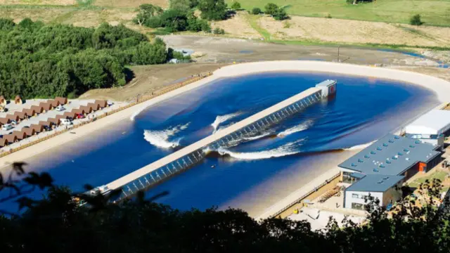 El surf se puede practicar incluso entre las montañas gracias a la invención del hombre, como esta laguna en Gales.