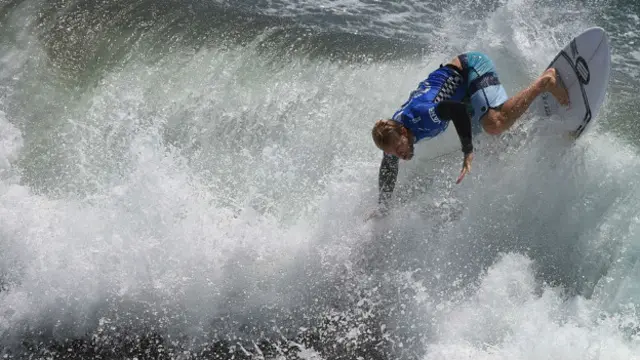 Se cree que los orígenes del surf surgieron en la cultura polinesia.