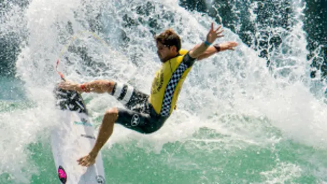 Hay muchos lugares alrededor del mundo donde se busca la ola perfecta.