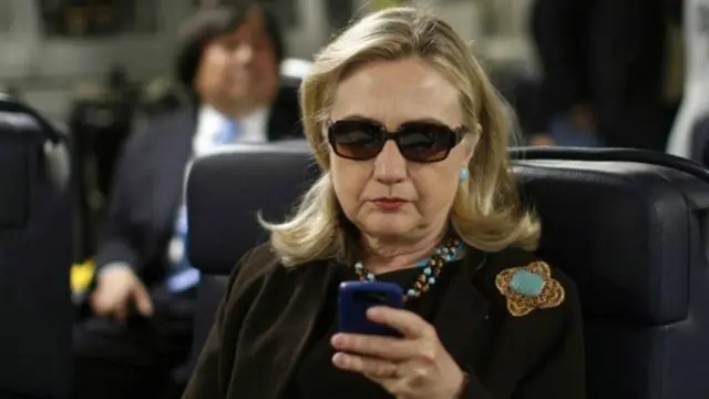 عرفت كلنتون باستعمال الهاتف في تبادل الرسائل الالكترونية