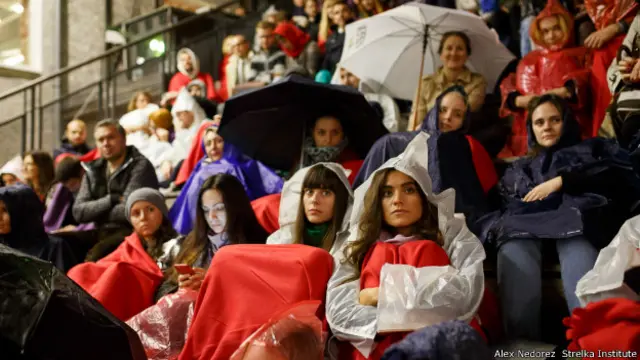 Открытой была не только дискуссия в "Стрелке", но и площадка дискуссии - более тысячи зрителей спасались от непогоды под зонтами и дождевиками