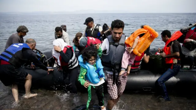 در میان جمعیت مهاجران تفاوت‌های زیادی در کار است و نمی‌توان آنها را به کلی یکسان فروکاست: آنها که از جنگ می‌گریزند، آنها که از دیکتاتوری می‌گریزند، آنها که از سرکوب جنسیتی می‌گریزند، آنها که از نسل‌کشی می‌گریزند.