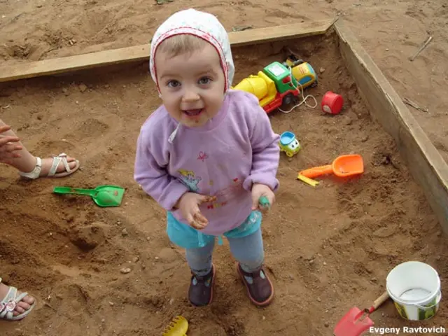 "Ефросиния проводит свое лето в песочнице". Евгений Равтович, г. Фаниполь, Белоруссия