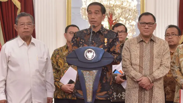 Presiden Jokowi saat pengumuman paket ekonomi pertama.