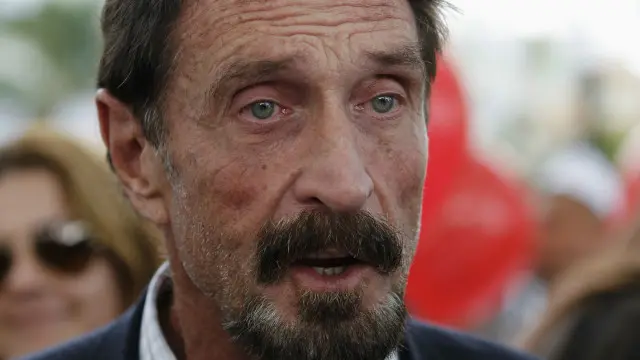 اپنے مصزون میں جان مکیفی نے کہا کہ وہ فون کو اس لیے ’انلاک ‘ کرنا چاہتے ہیں کیونکہ وہ یہ نہیں چاہتے کہ ایپل کو کسی خفیہ طریقے سے آلہ کھولنے پر مجبور نا کیا جائے