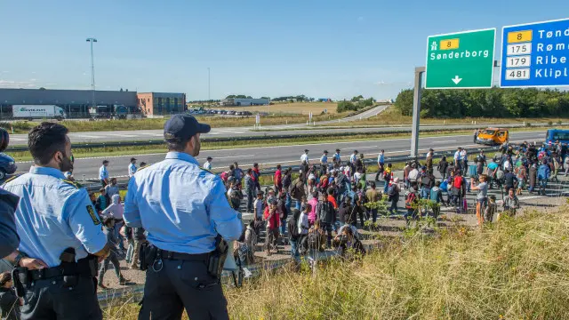 حکام نے جرمنی کی سرحد پر پناہ گزینوں کو روکا ہے