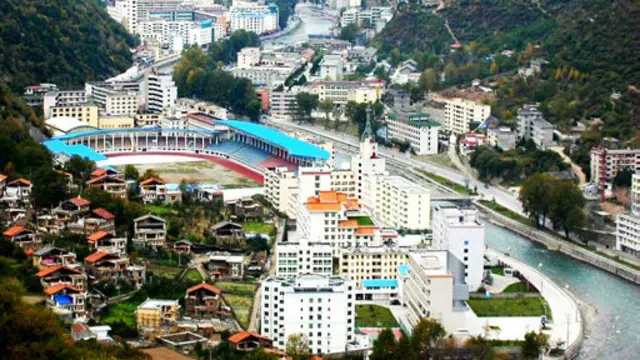  阿坝州首府马尔康县全貌