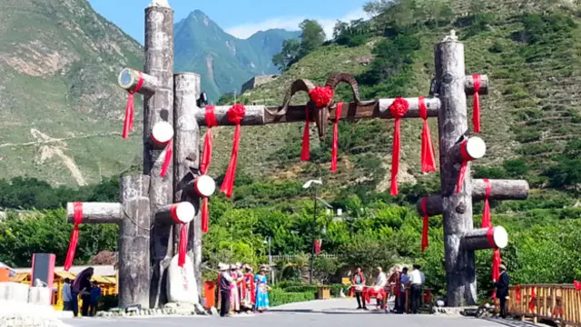 在旅游旺季，坪头村每天都在接待络绎不绝的游客，原始村落的寂静早已被打破。