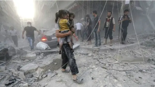 شام میں جاری چارسالہ خانہ جنگی کے دوران صدر اسد کے اہم اتحادی روس کا کہنا ہے کہ اس نے صرف عسکری ماہرین شام بھیجے ہیں