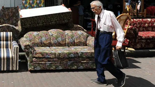 Adulto mayor pasea en Panamá