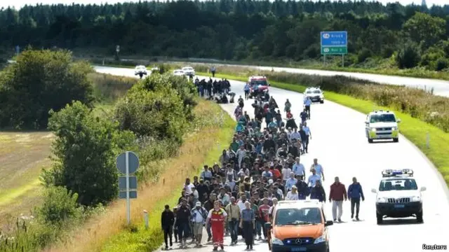 Para pengungsi turun dari kereta dan berjalan kaki menuju Sewedia