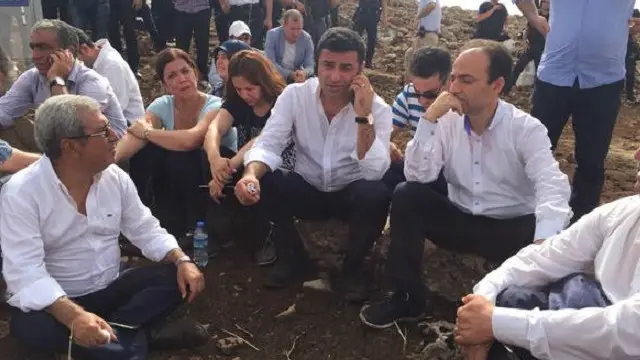 جمعرات کو پولیس نے ایچ ڈی پی کے رہنماؤں کے ایک وفد کو شہر میں داخل ہونے سے روک دیا۔
