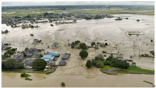 Sungai Kinugawa meluap, air bah melanda kota