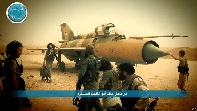 صورة نشرتها صفحات اجتماعية موالية لجبهة النصرة لمقاتلين تابعين داخل مطار ابو الظهور العسكري 