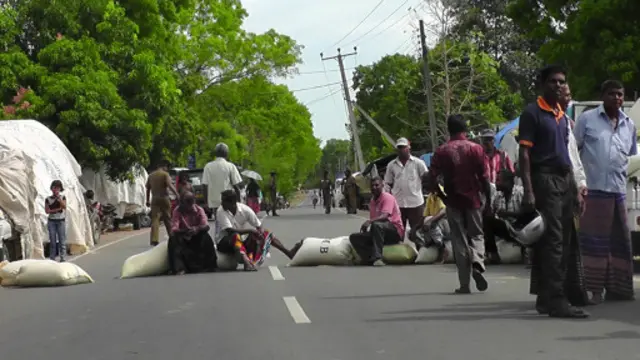 වී ගොවියෝ මහපාර හරස් කරමින් විරෝධයේ 