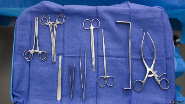 برطانوی حکام کا کہنا ہے کہ وہ صاف آلاتِ جراحی کے استعمال کو یقینی بناتے ہیں