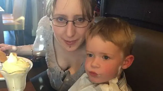 Nikki Pegram, que sufre amnesia anterógrada, con su hijo Freddie