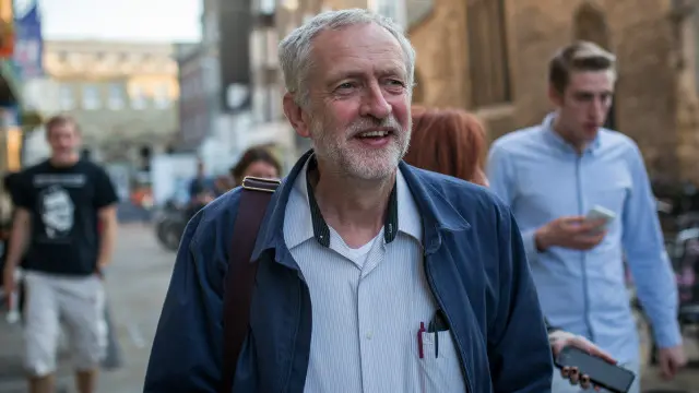 يعرف كوربين، وهو النائب الحالي لدائرة اسلنتن الانتخابية بشمال لندن، بملابسه البسيطة، وتوجهاته اليسارية