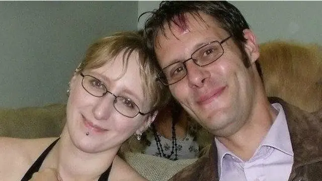 Nikki Pegram con su pareja Chris Johnston