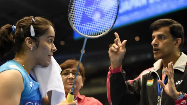 साइना नेहवाल कोच विमल कुमार के साथ