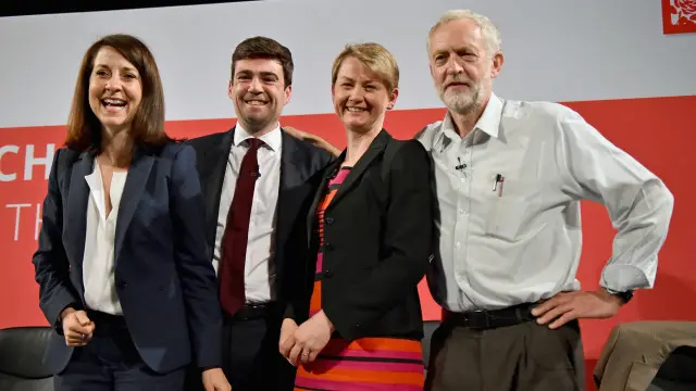 المرشحين لزعامة الحزب، من اليمين إلى اليسار: جيريمي كوربين، يفيت كوبر، آندي برنام، وليز كيندل