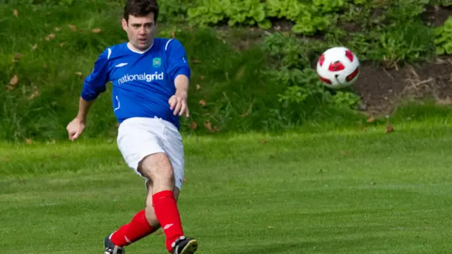 Бернэм играет в футбол