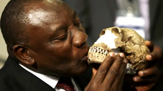 معاون رئیس جمهوری آفریقای جنوبی با جمجمه بازسازی شده انسان نالدی
