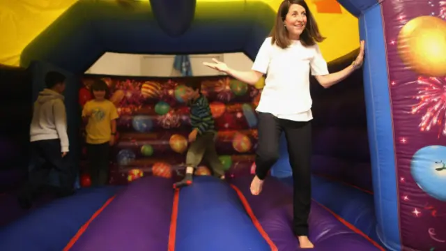 Лиз Кендалл на батуте