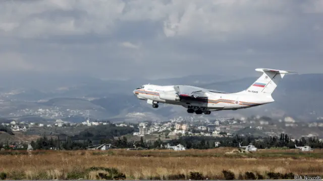 Un avión de carga ruso despega del aeropuerto de Latakia, en Siria.