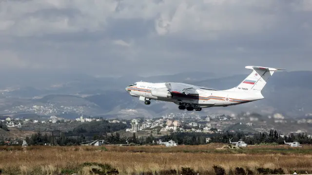 Самолет взлетает в Латакии