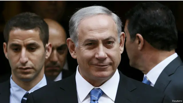 ڈاؤننگ سٹریٹ کے باہر مظاہرین نے احتجاج میں مطالبہ کیا کہ نتین یاہو کو جنگی جرائم کا مرتکب ہونے پر گرفتار کیا جائے