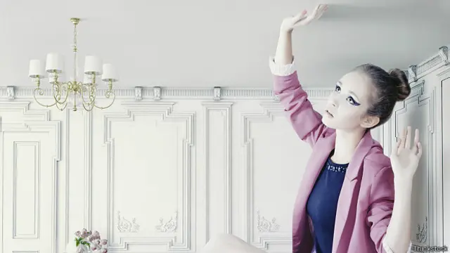 Огромная девушка в малюсенькой комнате