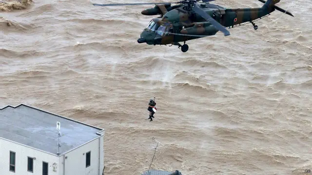 လူတွေကို အိမ်ခေါင်မိုးတွေ ပေါ်ကနေ ရဟတ်ယာဉ်နဲ့ ဆွဲယူ ကယ်တင်နေရ။