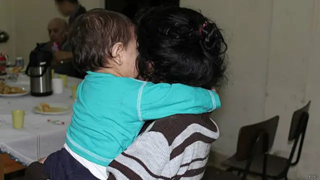 Una niña con su bebé