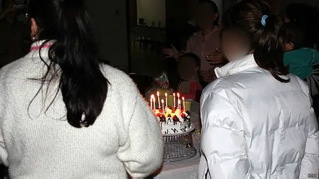 Niñas frente a un pastel