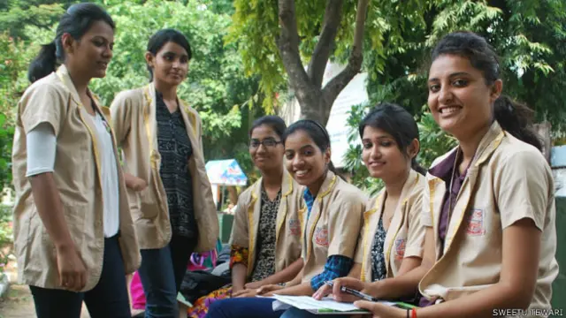 पहली बार वोट देने जा रही युवतियां